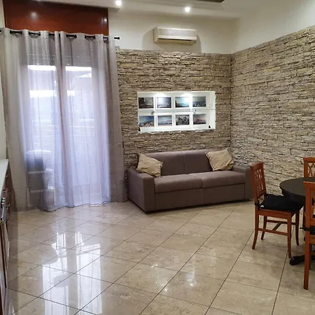 Lazzarella House Apartmán *